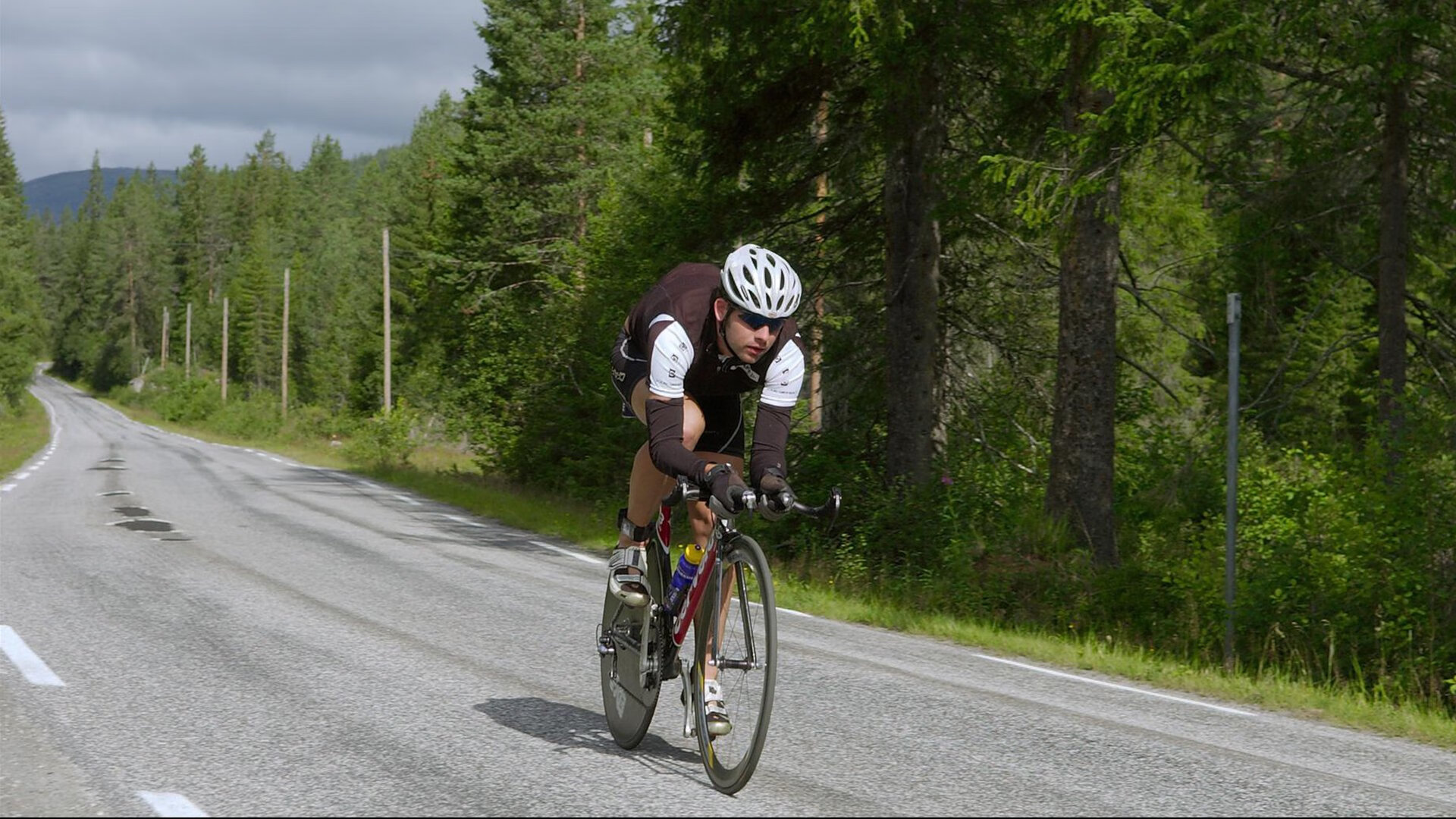 开云体育 kaiyun sports-自由泳转身蹬壁动作对比分析，自由泳转身慢动作示范